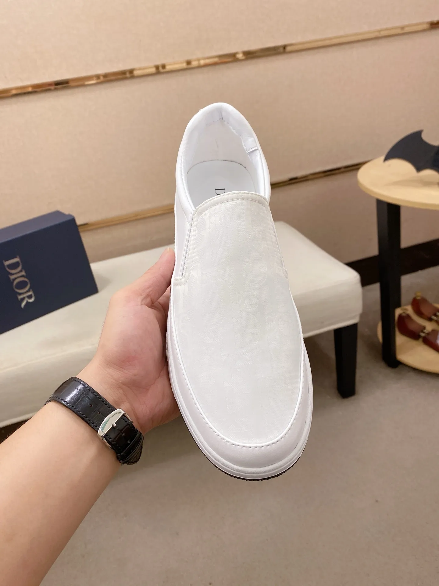 Men's shoes💰 400💰🇮🇹🇮🇹Dior d The new models are on sale at the same time at the counter. The uppers are imported from Italy, and the linings are all imported sheepskin. They are completely 1⃣️ to 1⃣️ replicas 🇮🇹💪💪, ⚠shoes Bottoms: Original soles are specially provided by the original factory. The exclusive movable molded soles are super comfortable. ⚠Original factory goods, 🔍🔍high quality. You can enter and leave the counter at will. Welcome to compare⚠. Code number:38-44